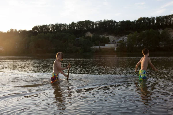 Enfants Jouant Dans Lac Coucher Soleil Nageant Courant Éclaboussant Eau — Photo