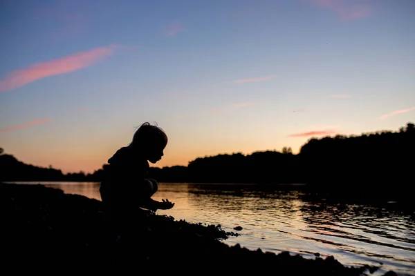 美しい子供 夏の日没後に川で遊ぶ少年 — ストック写真