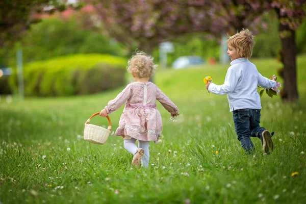 Belas Crianças Menino Menina Brincando Juntos Jardim Flor Cerejeira Correndo — Fotografia de Stock