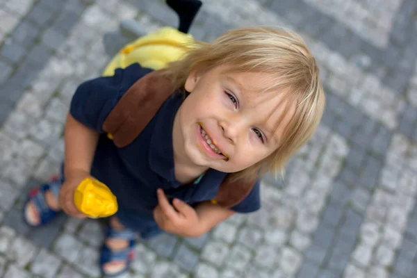 Niño Lindo Muchacho Visitar Praga Después Cuarentena Covid Comer Helado —  Fotos de Stock