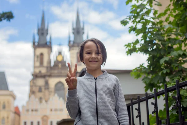 Enfant Mignon Garçon Visite Prague Après Quarantaine Covid Rues Vides — Photo