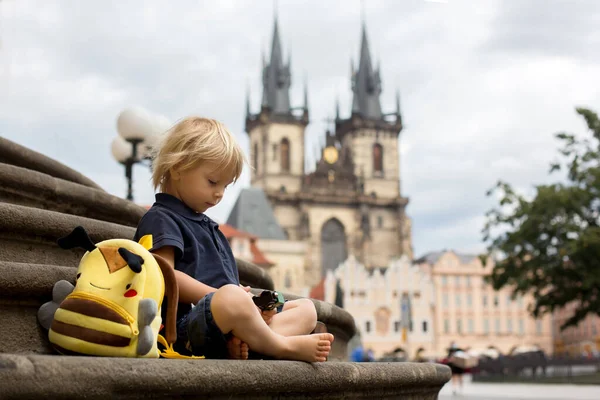 Criança Bonita Menino Visitando Praga Após Quarentena Covid Ruas Vazias — Fotografia de Stock