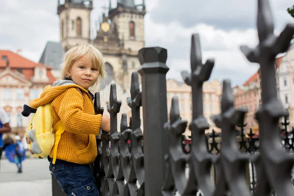 Мила Дитина Хлопчик Який Відвідав Прагу Після Карантину Ковід Порожні — стокове фото