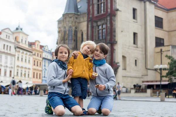 Tatlı Çocuk Çocuk Karantina Covid Dan Sonra Prag Ziyaret Ediyor — Stok fotoğraf