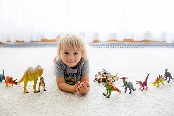 Szőke Kisgyerek Otthon Dinoszauruszokkal Játszik Szép Puha Hátfény — Stock Fotó