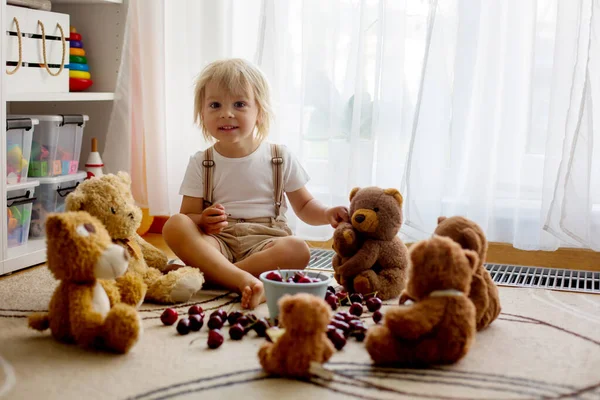 Niño Rubio Niño Lindo Comer Cerezas Con Osos Peluche Casa —  Fotos de Stock