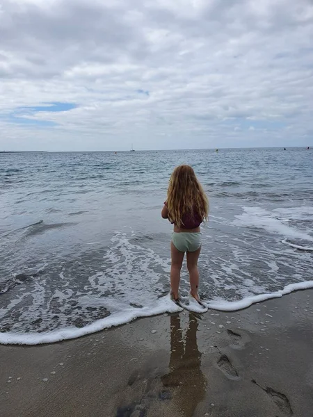 Niño Rubio Pelo Largo Niña Pequeña Caminando Hacia Océano Vuelta — Foto de Stock