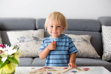 Küçük bebek yapboz yapıyor. Çocuk temel bilişsel becerileri, çocuk kavramını öğreniyor