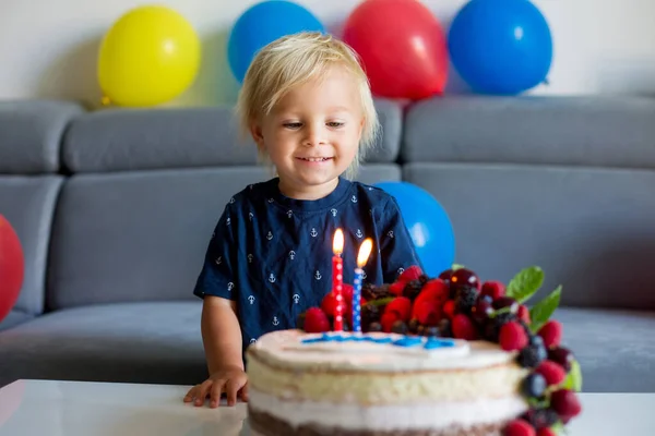 파란색 셔츠를 생일을 아름다운 살짜리 집에서 케이크에 촛불을 밝히고 있습니다 — 스톡 사진