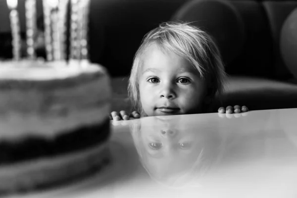 Hermoso Niño Dos Años Edad Camisa Azul Celebrando Cumpleaños Soplando — Foto de Stock