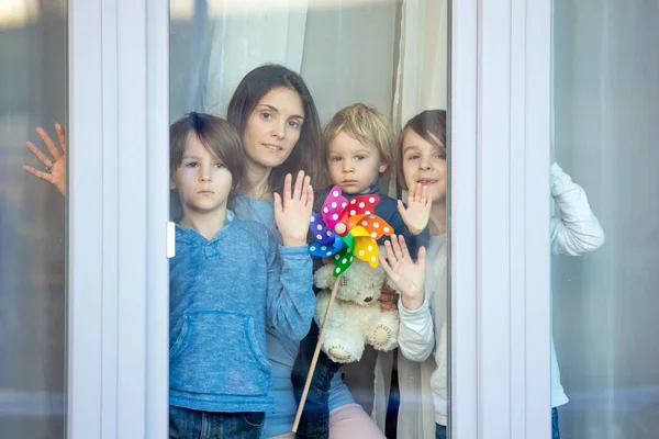 Famiglia Piedi Dietro Finestra Casa Quarantena Causa Coronavirus — Foto Stock