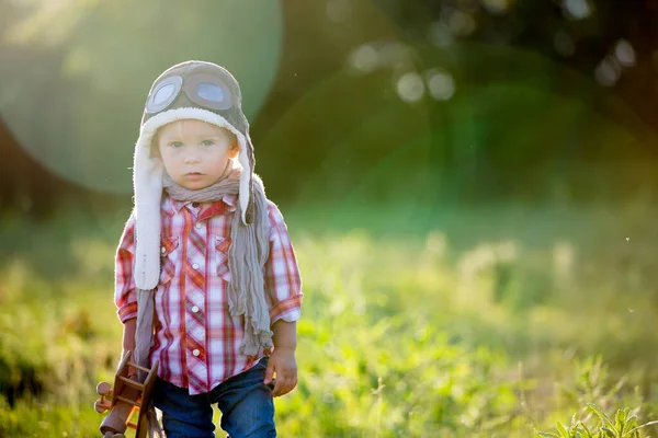 Süße Kleinkind Baby Boy Kind Spielt Mit Flugzeug Mohn Fiead — Stockfoto