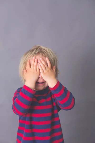 Niño Chico Mostrando Diferentes Emociones Plano Isoaltado Sobre Fondo Gris —  Fotos de Stock