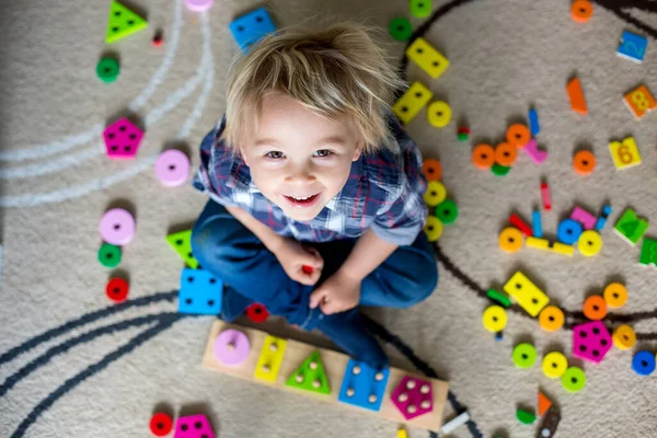 Маленька Блондинка Малюк Хлопчик Грає Дерев Яними Іграшками Розвиваються Навчаються — стокове фото