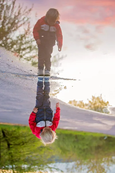 Süßes Kleinkind Süßer Junge Mit Rotem Regenmantel Der Sonnenuntergang Einer — Stockfoto