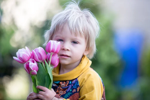 Niño Niño Sosteniendo Tulipanes Rosados Escondido Detrás Ellos Concepto Regalo —  Fotos de Stock