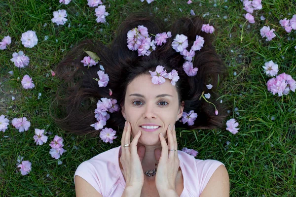 Wanita Cantik Dengan Bunga Rambutnya Berbaring Tanah Dan Tersenyum Depan — Stok Foto