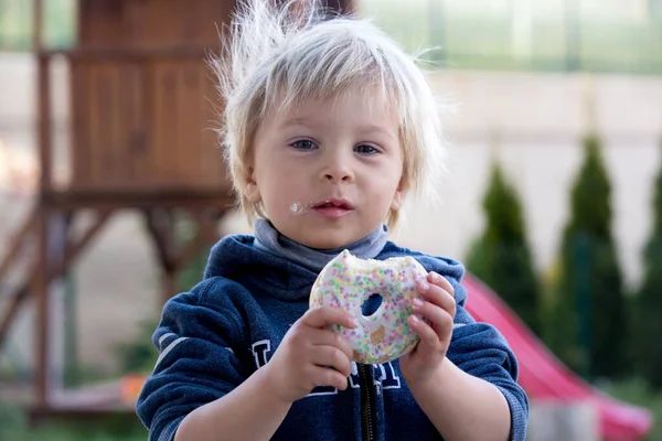 Schattig Kind Donuts Eten Tuin Lachen — Stockfoto