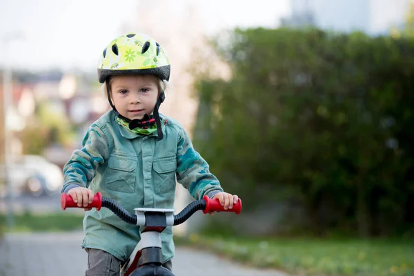 Blond Peuterkindje Fiets Helm Spelen Speelplaats Een Zonnige Dag — Stockfoto