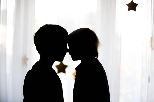 Silhouette Bambini Felici Fratelli Tenendosi Mano Isolati Bianco — Foto Stock