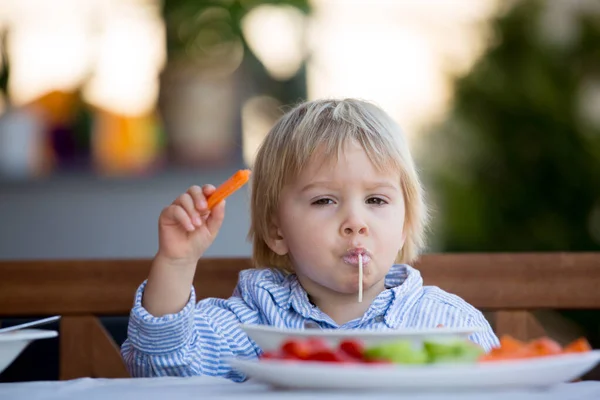 Criança Bonito Menino Loiro Criança Comer Espaguete Jardim Verão — Fotografia de Stock