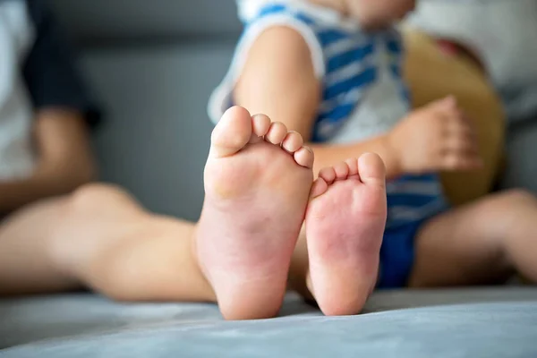 Piedi Bambini Puntura Ape Ora Legale — Foto Stock