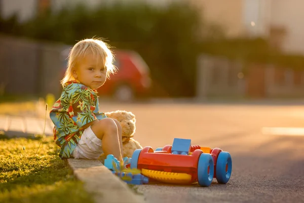 美しい幼児の子供 プラスチック製のおもちゃ ブロック 小さな村の日没の車で遊ぶ — ストック写真