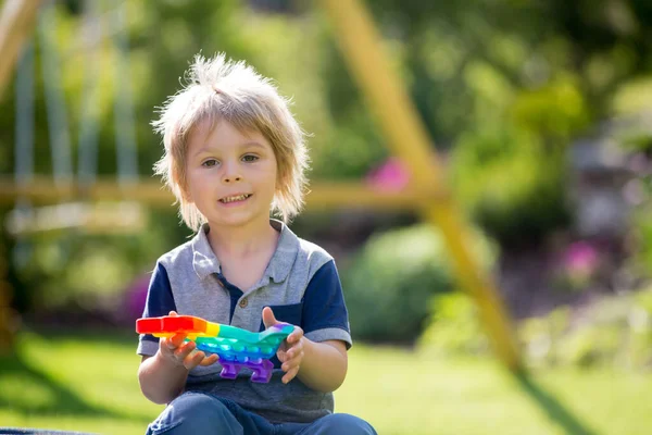 Biondo Bambino Giocando Con Giocattolo Pop Giardino Antistrees Giocattolo Silicone — Foto Stock