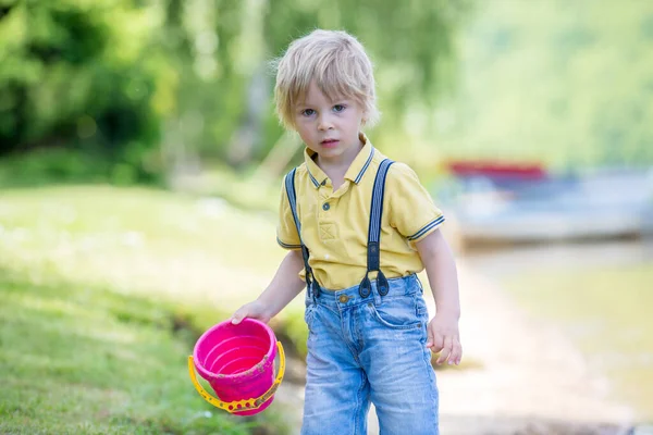 Małe Dziecko Uroczy Chłopiec Bawiący Się Zabawkami Piasku Nad Jeziorem — Zdjęcie stockowe