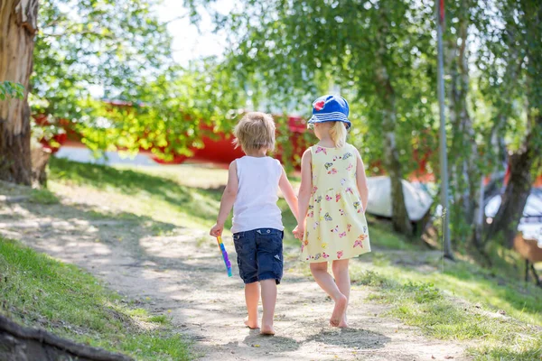 Söta Småbarn Hand Hand Liten Stig Intill Sjö Med Båtar — Stockfoto