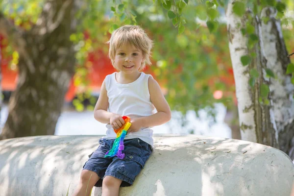 Lilla Barn Blond Pojke Leker Med Pop Det Antistress Leksak — Stockfoto