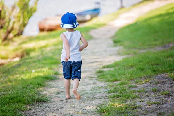 Dolce Bambino Toddlel Correndo Sentiero Accanto Lago Con Barche Contrario — Foto Stock