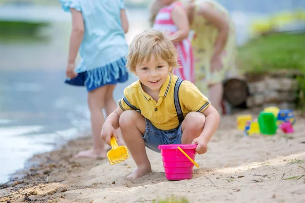 Lilla Barn Gullig Pojke Leker Med Leksaker Sanden Sjö Sommartid — Stockfoto