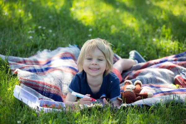 Niedliches Kleinkind Blonder Junge Spielt Mit Der Lupe Und Zeichnet — Stockfoto