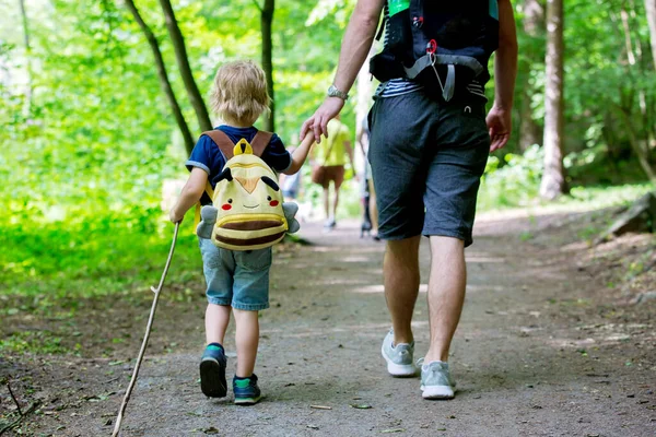 幼児の子供 夏に森の中で父と一緒に歩いて 背中から撮影 — ストック写真