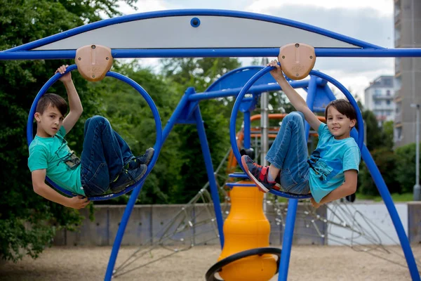 Kinderen Spelend Een Speelplaats Hangend Grote Cirkels Een Klimstructuur Zomertijd — Stockfoto