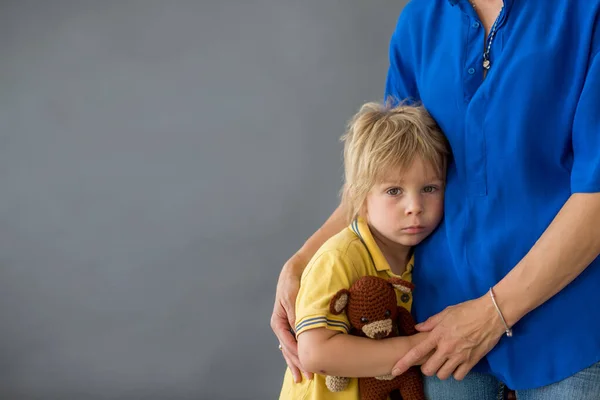 Niño Triste Rubio Abrazando Madre Casa —  Fotos de Stock