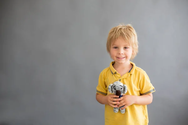 Μικρό Μικρό Παιδί Ξανθό Αγόρι Παίζει Χειροποίητο Μικρό Λούτρινο Πλεκτό — Φωτογραφία Αρχείου