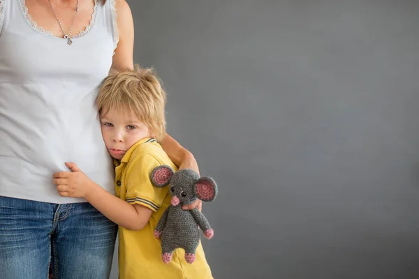 Niño Triste Rubio Abrazando Madre Casa —  Fotos de Stock