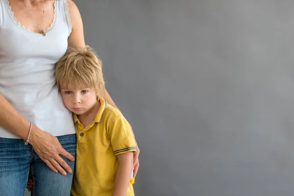 Niño Triste Rubio Abrazando Madre Casa —  Fotos de Stock