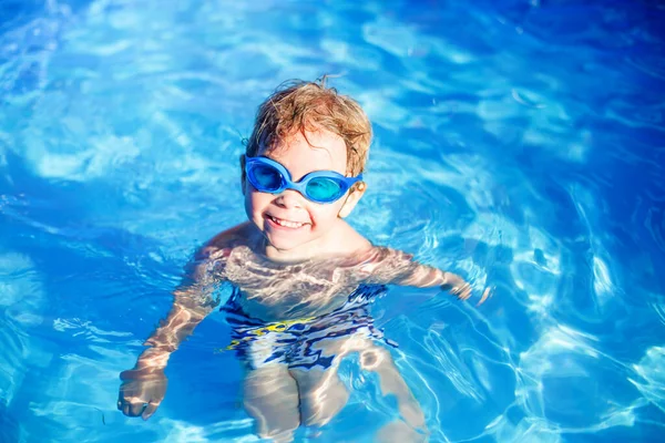 Güzel Çocuk Sarışın Çocuk Gün Batımında Arka Bahçede Havuzda Yüzüyor — Stok fotoğraf