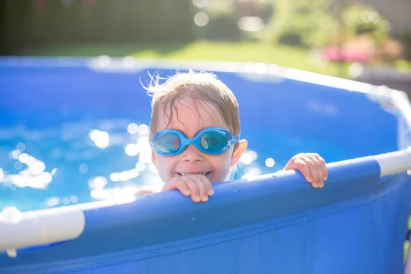 Bela Criança Menino Loiro Nadando Uma Piscina Quintal Pôr Sol — Fotografia de Stock
