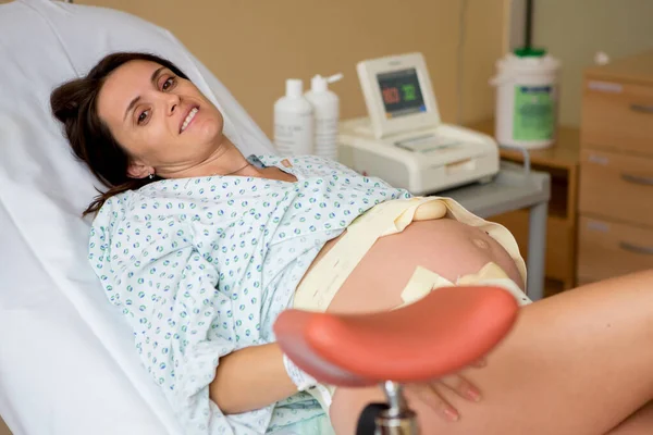 Gravid Kvinna Förlossningsrummet Har Sammandragningar — Stockfoto