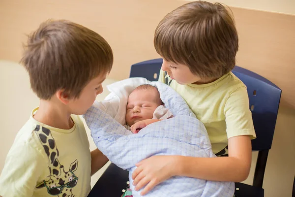 Zwei Jungen Brüder Treffen Zum Ersten Mal Ihren Neuen Kleinen — Stockfoto