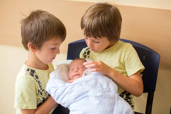 Erkek Kardeş Yeni Erkek Kardeşleriyle Ilk Kez Hastanede Tanışıyorlar Aile — Stok fotoğraf