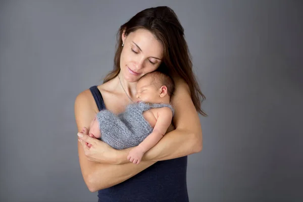 Mãe Beijando Abraçando Filho Recém Nascido Fundo Cinza Concurso Cuidado — Fotografia de Stock