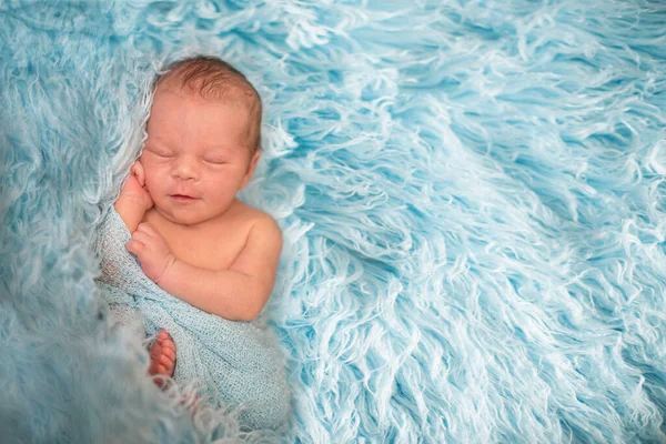 Glücklich Lächelndes Neugeborenes Tragetuch Glücklich Schlafend Kuscheligem Blauem Fell Niedliches — Stockfoto