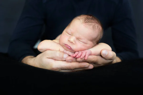 美しい赤ちゃんの男の子 父親の手で平和的に寝て 幼児の睡眠 孤立した画像 黒の背景 父親の愛 優しさ 家族の概念 — ストック写真