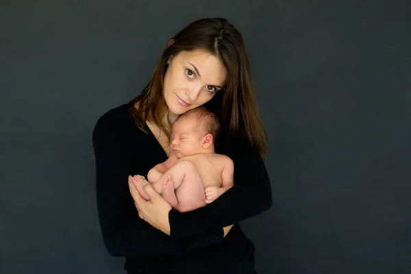 Mãe Beijando Abraçando Filho Recém Nascido Fundo Cinza Concurso Cuidado — Fotografia de Stock