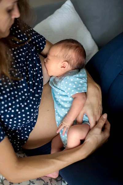 Joven Madre Amamanta Bebé Sosteniéndolo Sus Brazos Sonriendo Felicidad —  Fotos de Stock